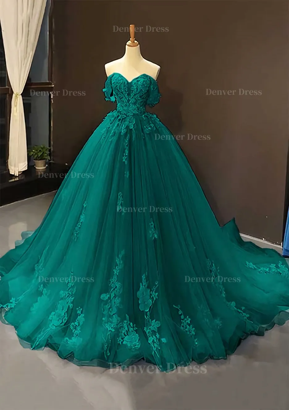 Ball Gown Off-the-Shoulder Sweep Train Tulle Prom Dress With Appliqued